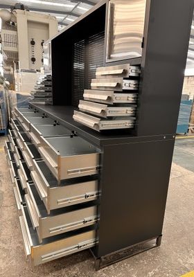 Rationalisieren Sie Ihren Arbeitsplatz mit diesem professionellen modularen Garagenarbeitsplatz und -lager
