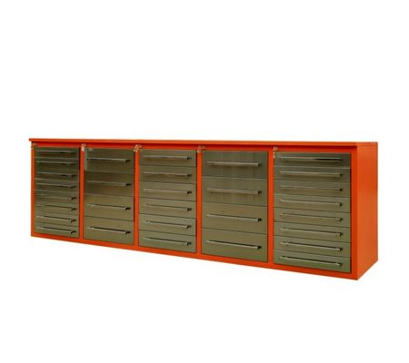 Werkzeugschrank mit mehreren Schubladen und Pegboard