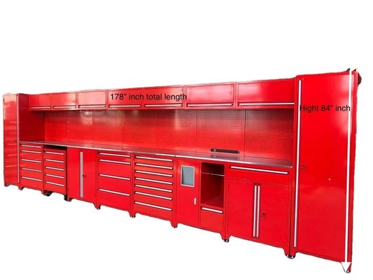 Anpassungsfähiger Kombinationsgaragen-Schrank mit mehreren Schubladen und rotem Roller-Werkzeugkasten