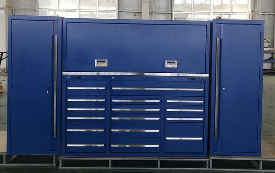 Werkzeugschrank mit Farbe und Werkzeugbox